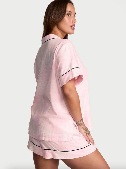 Conjunto de pijama corto de franela rosa con cuadros blancos y flores bonitas