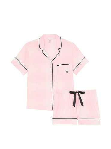 Conjunto de pijama corto de franela rosa con cuadros blancos y flores bonitas